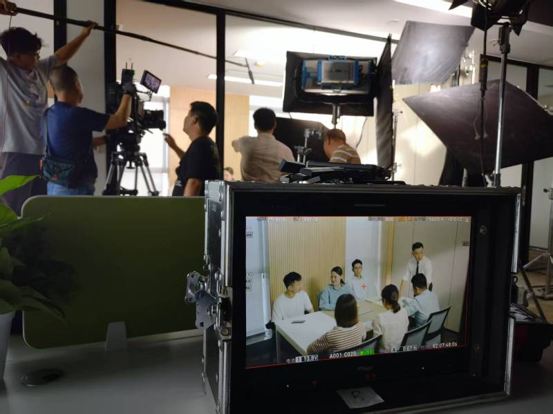 仪陇县TVC拍摄公司：科技产品视觉化大师，诠释未来感与功能美学
